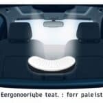Een ergonomisch autostoelkussen in een auto-interieur.