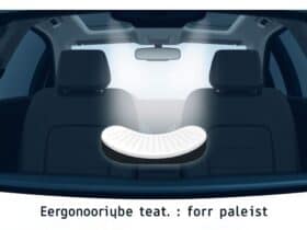 Een ergonomisch autostoelkussen in een auto-interieur.