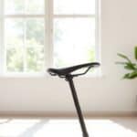 Een ergonomisch orthopedisch fietszadel op een moderne fietsstoel in een goed verlichte kamer.