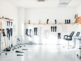 Een orthopedische kliniek met medische apparatuur en prothetische ledematen.