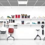 Een goed georganiseerde orthopedische kliniek met verschillende mobiliteitshulpmiddelen.