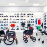 Een orthopedische apparatuurwinkel in Maastricht met rolstoelen, rollators en orthopedische schoenen.