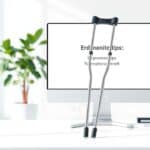 Een orthopedische kruk in een moderne kantooromgeving met ergonomische tips.