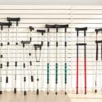 Een verscheidenheid aan orthopedische krukken tentoongesteld in een medische apparatuurwinkel.