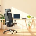 Een comfortabele orthopedische bureaustoel in een gezellig thuiskantoor.