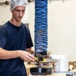 Zwaar werk volhouden: je gewrichten sparen in de productie, logistiek en techniek