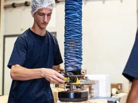 Zwaar werk volhouden: je gewrichten sparen in de productie, logistiek en techniek