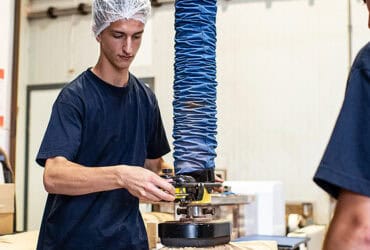Zwaar werk volhouden: je gewrichten sparen in de productie, logistiek en techniek