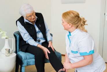 Fysieke belasting in de zorg: zo houd je je rug, knieën en schouders gezond
